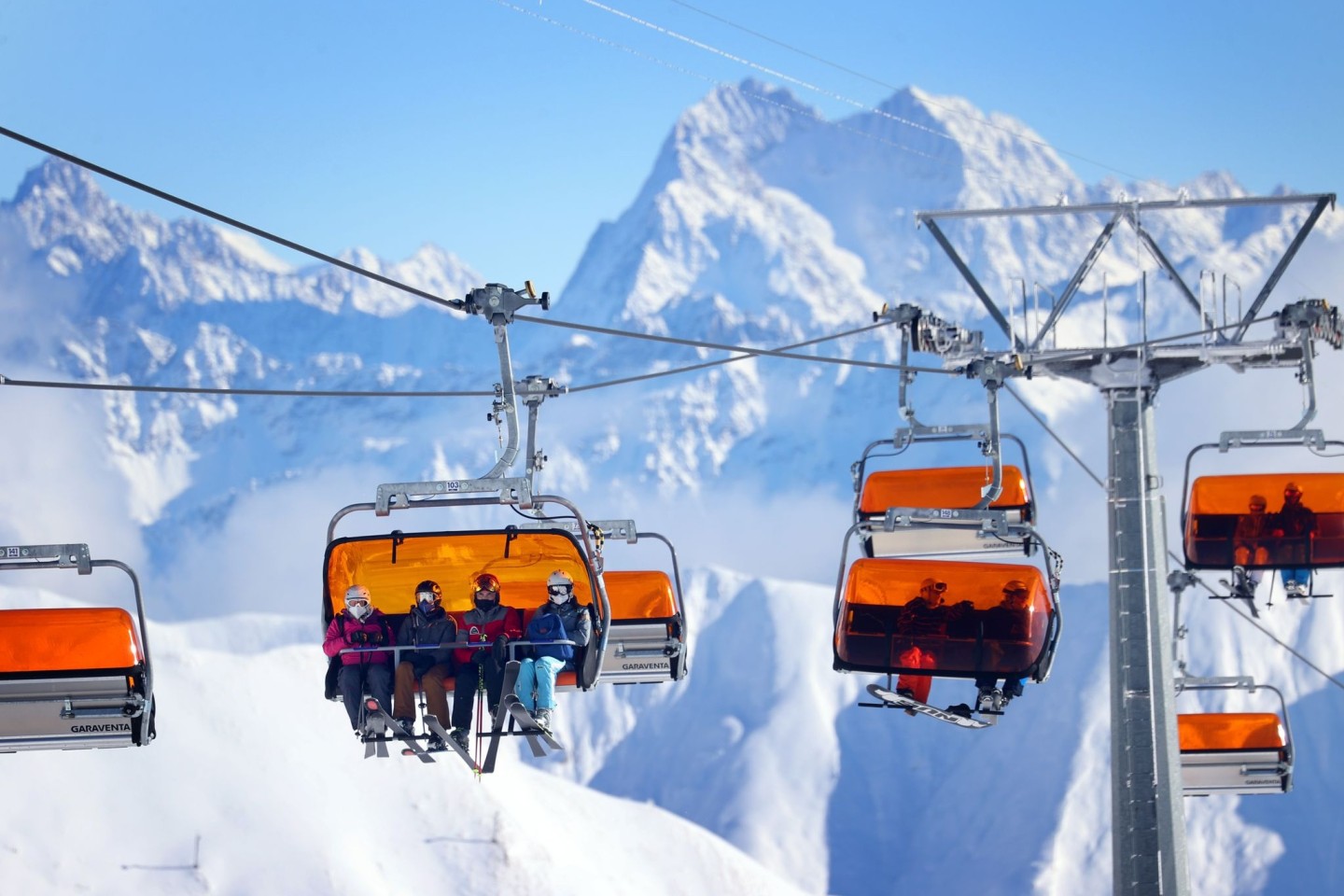 Wintersportler sitzen in Sesselliften in Ischgl. Zum Saisonstart blieben die Pisten weitgehend leer.