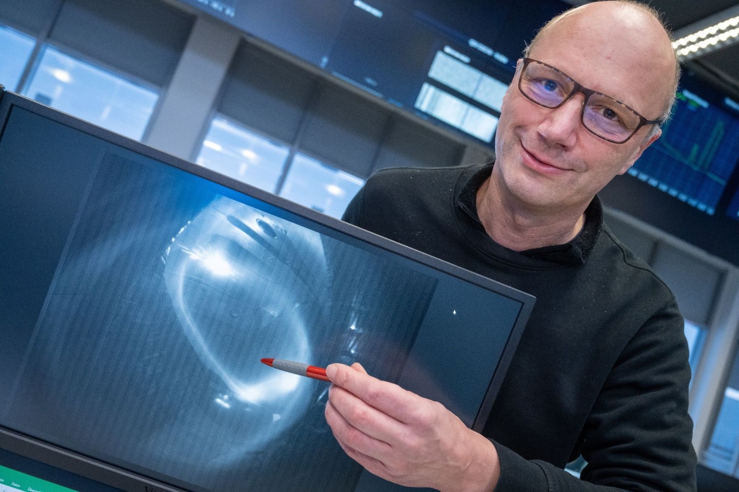 Thomas Klinger, Direktor am Max-Planck-Institut für Plasmaphysik, zeigt ein Bild eines Wasserstoffplasma.