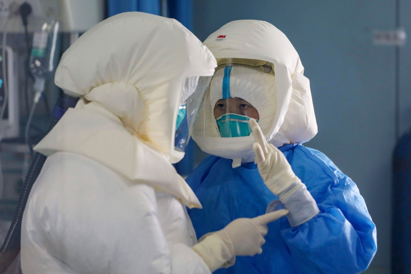 Medizinisches Personal arbeitet im Februar 2020 auf der Unterdruck-Isolierstation eines Krankenhauses in Wuhan, wo Covid-19-Patienten versorgt werden sollten.