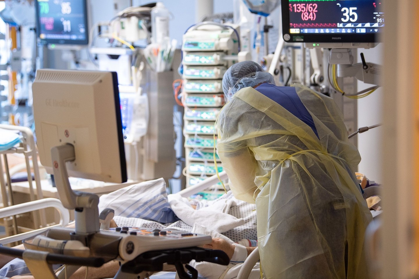 Ein Intensivpfleger ist auf einer Intensivstation bei einem Covid-19-Patienten. (Archivbild)