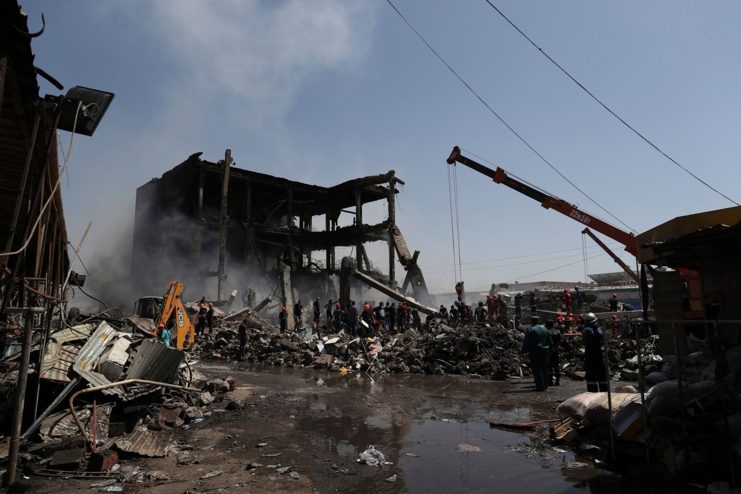 Armenische Rettungskräfte arbeiten an der Unfallstelle des abgebrannten Surmalu-Marktes.