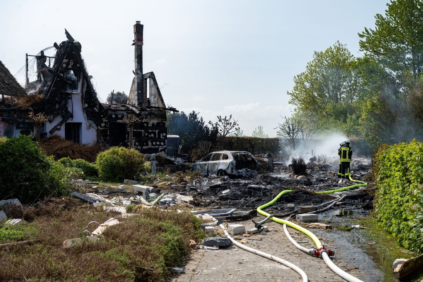 Nach einer Explosion ist in Putgarten ein Feuer ausgebrochen, das mehrere Häuser zerstört hat.