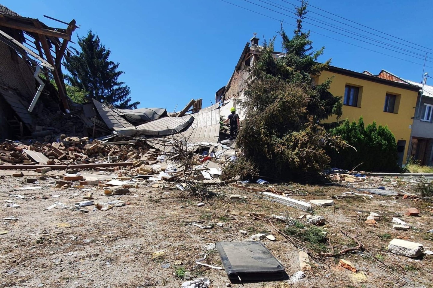 Trümmer liegen nach der Explosion eines Wohnhauses rund um die Unglücksstelle.