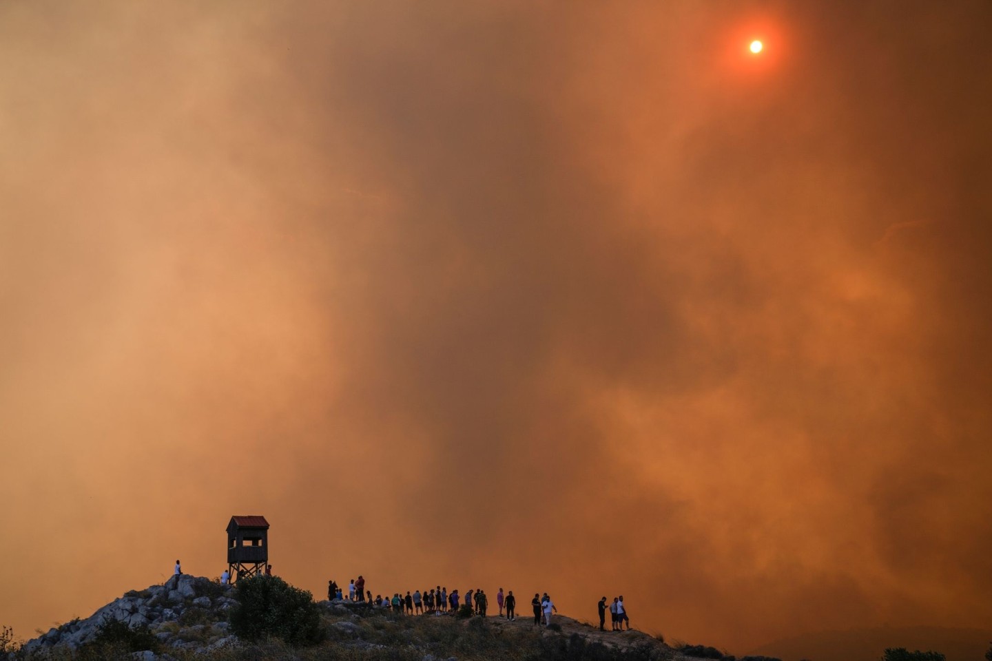 Westlich von Athen kam es bereits zu Waldbränden.