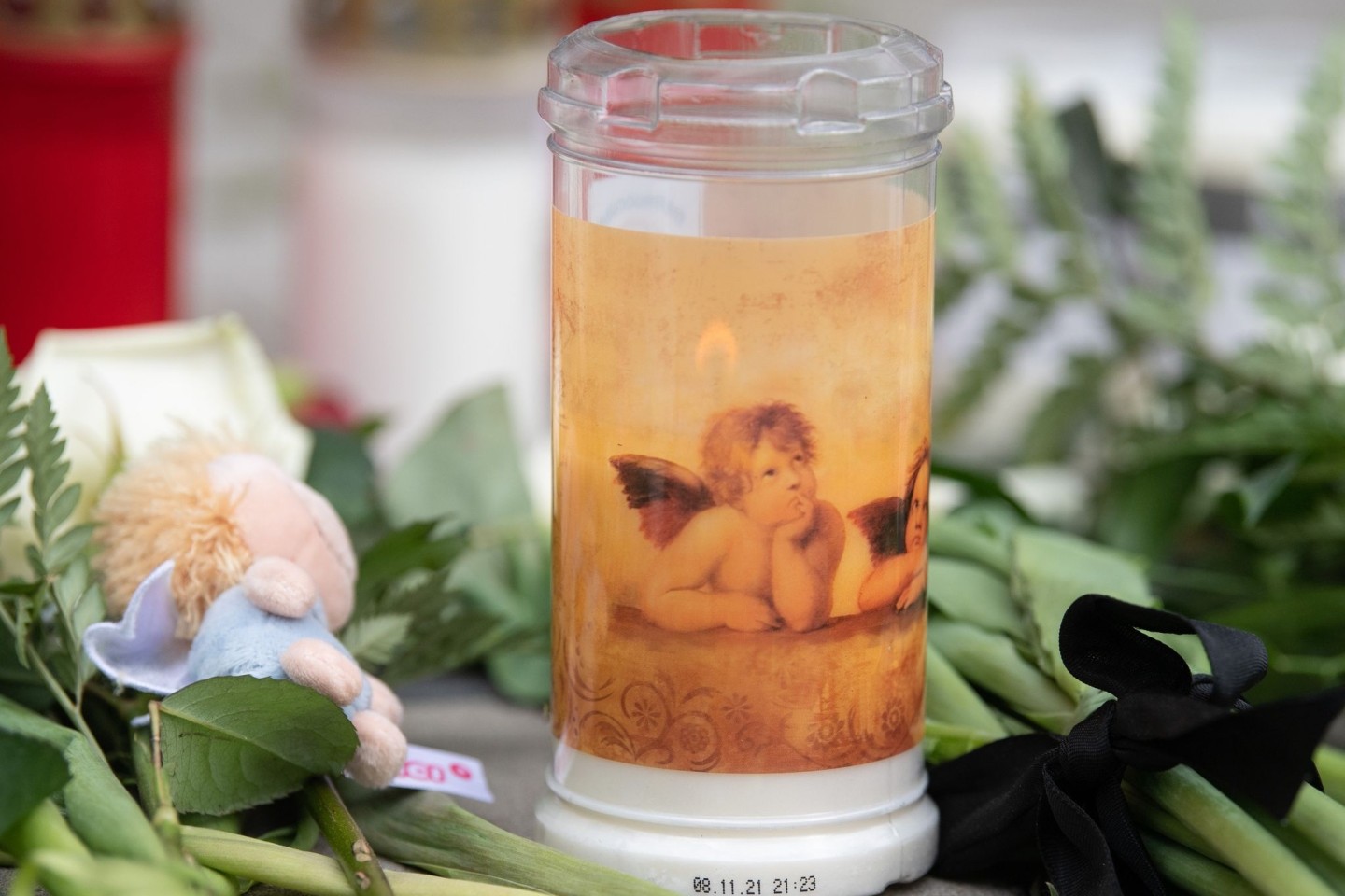 Blumen und Kerzen erinnern an den gewaltsamen zweier Kinder in Haunau.