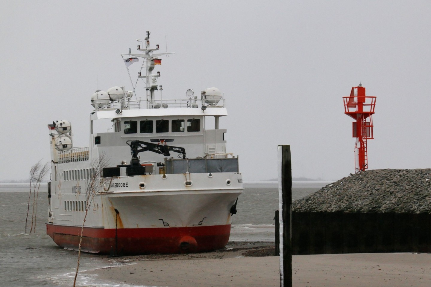 In der Hafeneinfahrt der Nordsee-Insel Wangerooge ist eine Fähre auf Grund gelaufen.