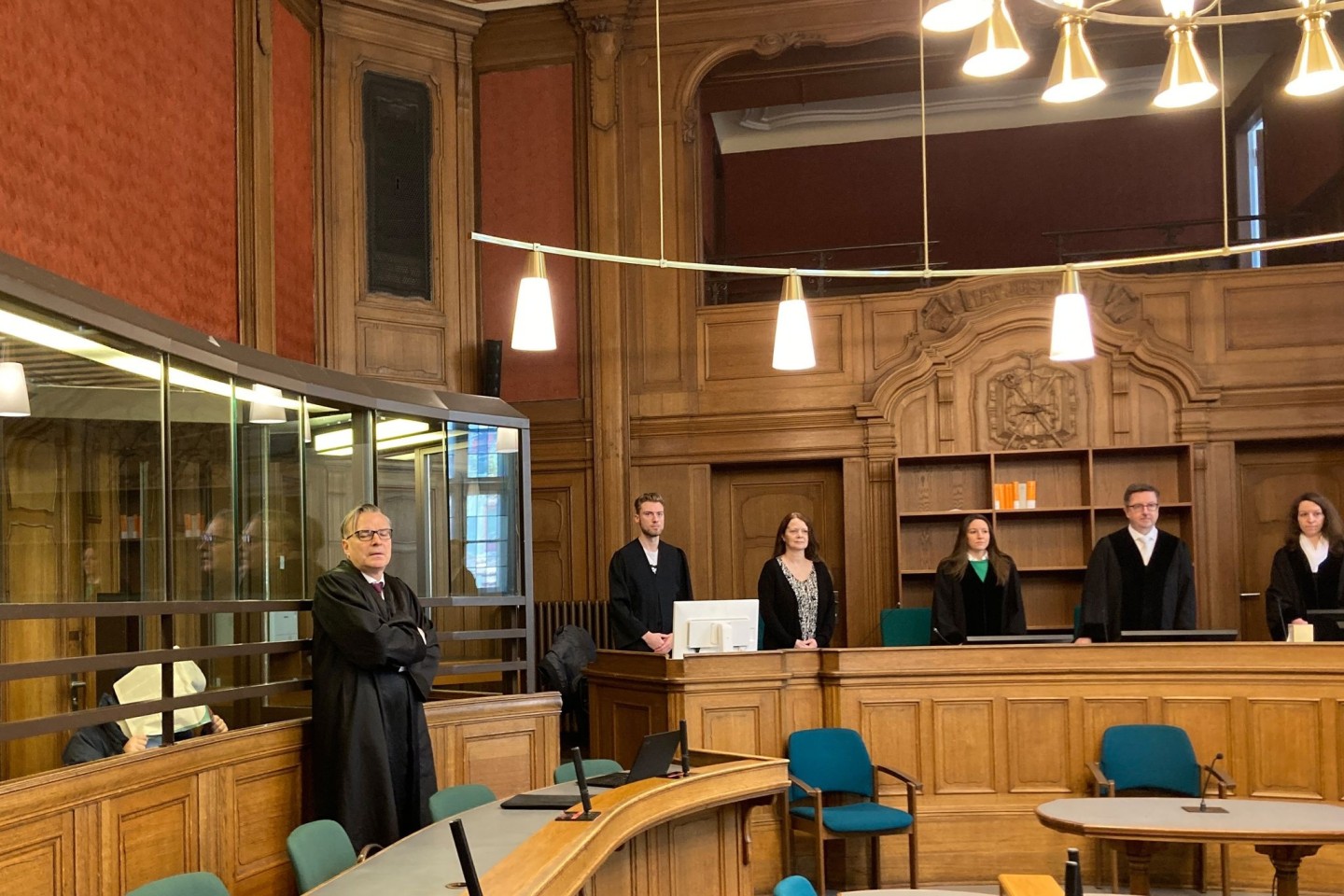 Mehr als zehn Monate nach der Todesfahrt am Berliner Ku'damm hat das Landgericht ein Urteil gesprochen. Im Gerichtssaal sitzt links der Fahrer, davor steht sein Verteidiger C. Mark Höfler.