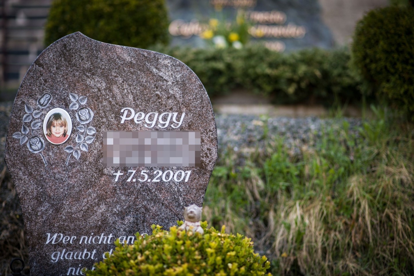 Ein Gedenkstein mit dem Porträt des Mädchens Peggy in Nordhalben.