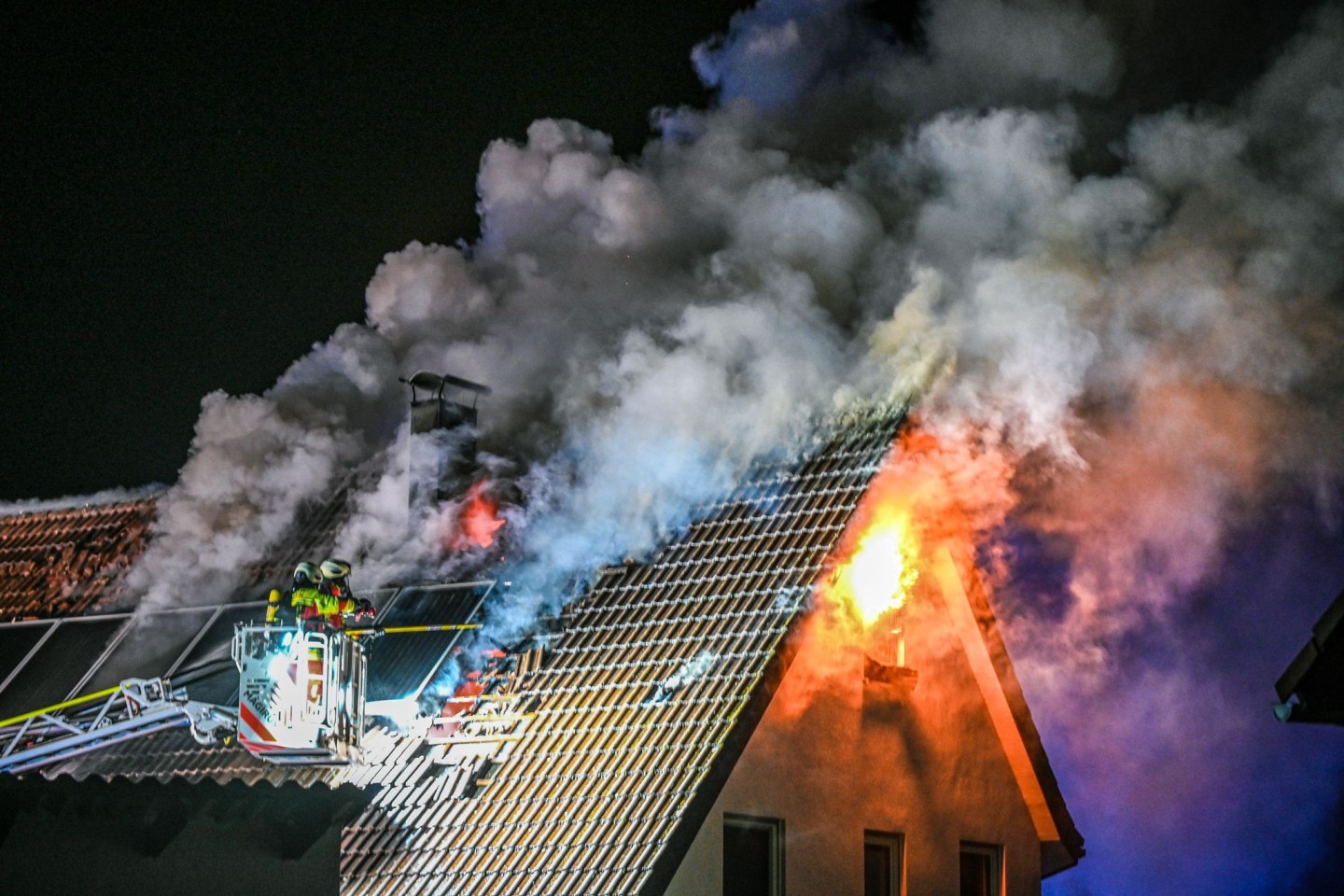 Ein Grill hat in Essingen in Baden-Württemberg das Dachgeschoss eines Wohnhauses in Flammen gesetzt.
