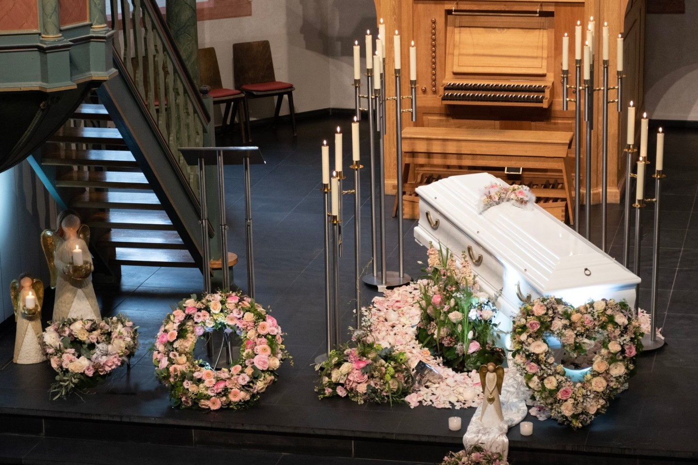 Der Sarg von Luise steht in der evangelischen Kirche in Freudenberg, in der der Trauergottesdienst stattfindet.