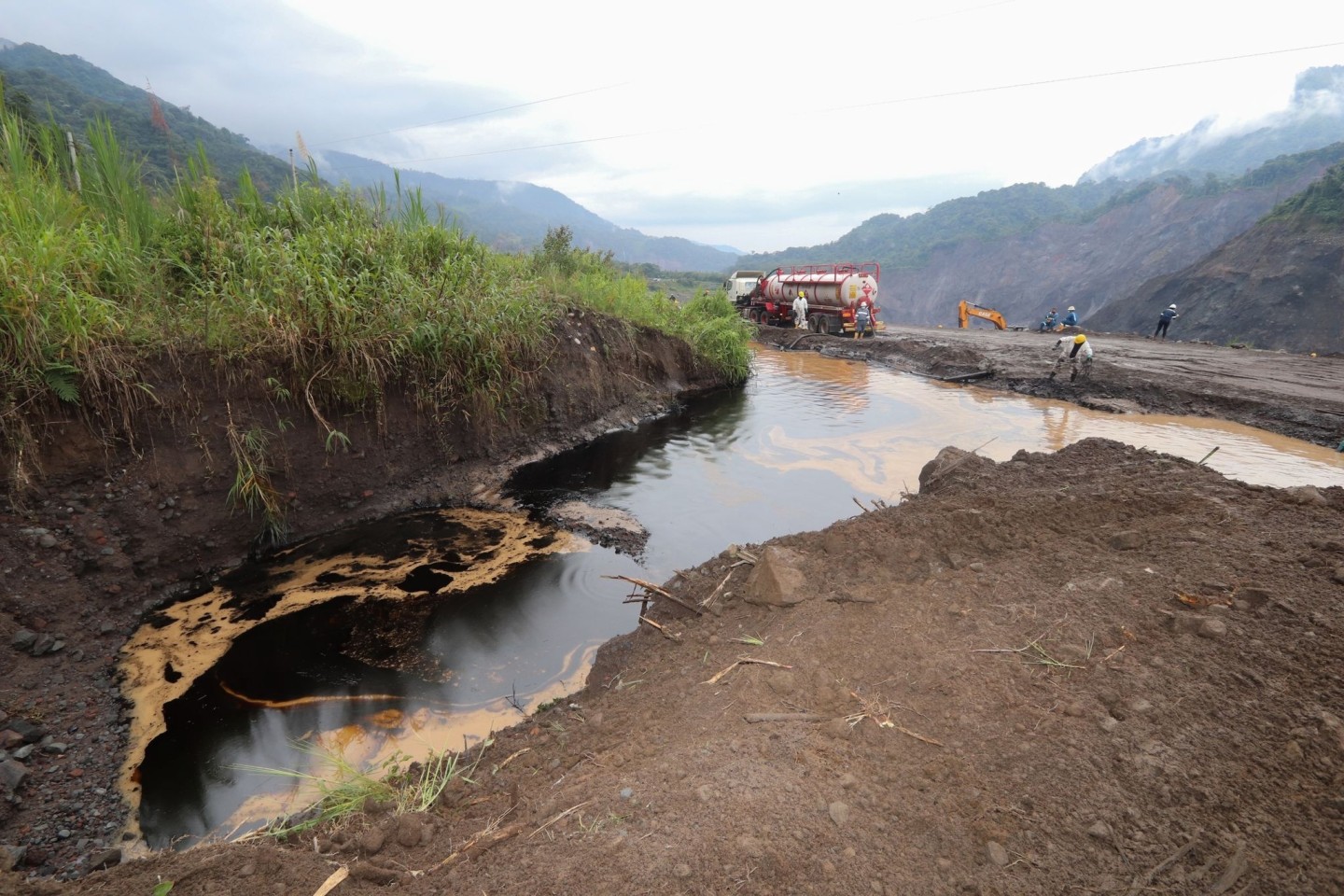 Nach heftigen Regenfällen war Ende vergangener Woche bei einem Erdrutsch in der Region Piedra Fina in der Provinz Napo eine Pipeline des Energiekonzerns OCP leckgeschlagen.