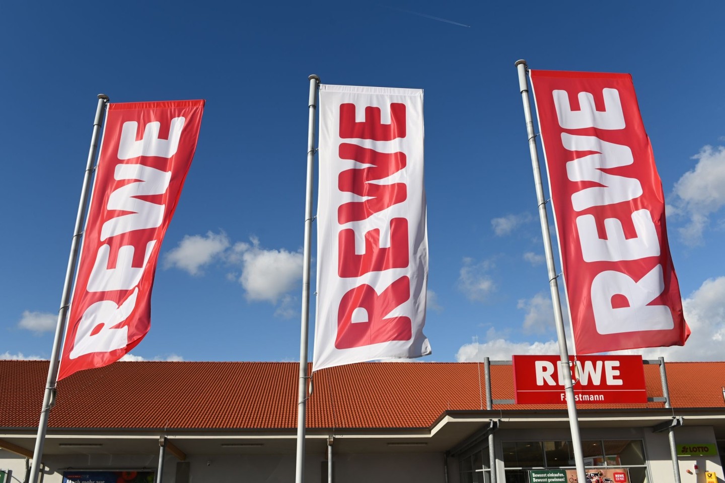 Bei Rewe sind die Gläser von «Rewe Bio» mit Mindesthaltbarkeitsdatum bis einschließlich 06.01.2025 betroffen, bei Penny die der Eigenmarke «Naturgut» mit Haltbarkeit bis einschließlic...