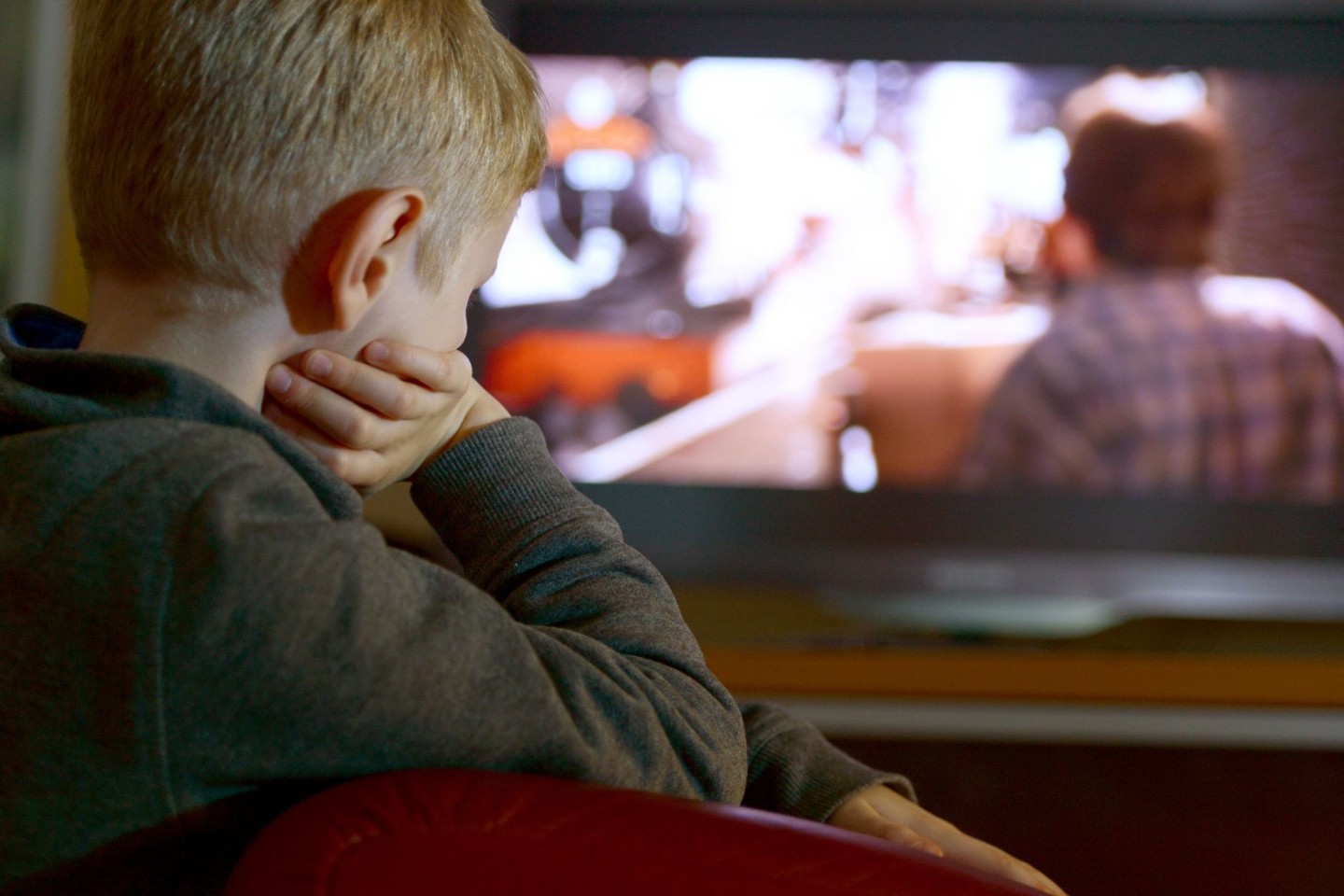 Ein achtjähriger Junge beim Fernsehschauen. Das Lieblingsmedium von Kindern zwischen zwei und zwölf Jahren ist einer neuen Studie zufolge der Fernseher.