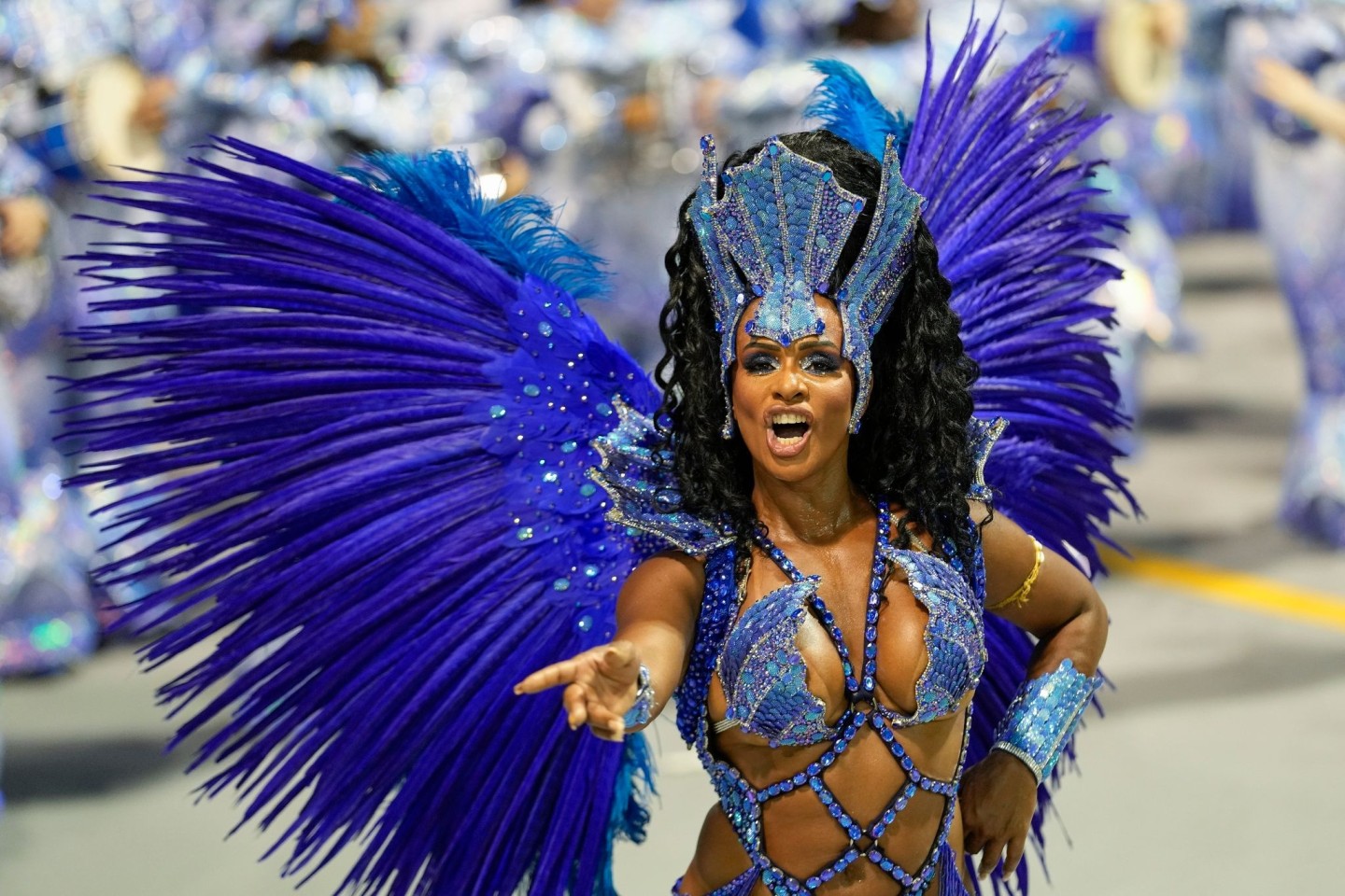 Extravagante Kostüme gehören beim Karneval in Brasilien dazu.
