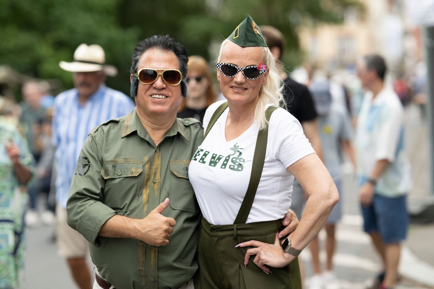 Zwei Besucher des Elvis-Festivals laufen über das Freigelände.