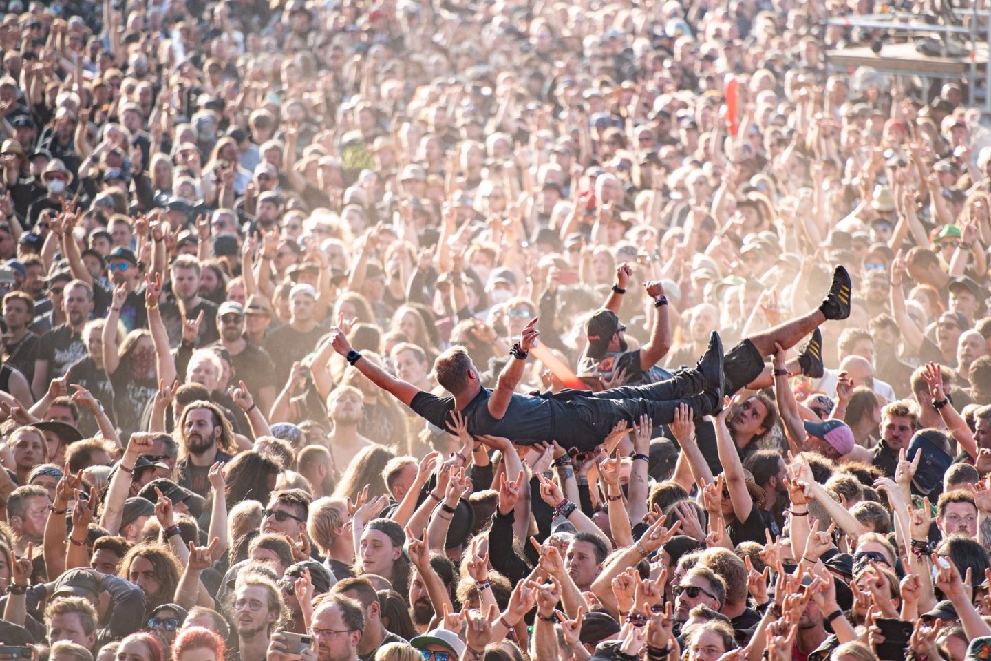 Festivalbesucher werden beim Wacken Open Air Festival beim Crowdsurfen über die Menge getragen. Das WOA gilt als größtes Heavy-Metal-Festival der Welt.