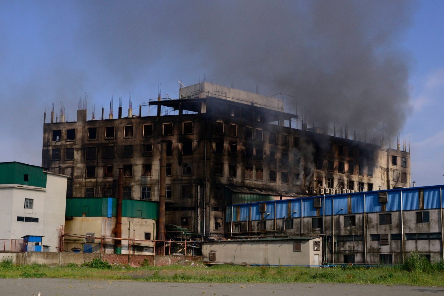 Beim Brand in einer Lebensmittelfabrik in Bangladesch sind nach Angaben von Behörden und Feuerwehr mindestens 52 Menschen ums Leben gekommen.