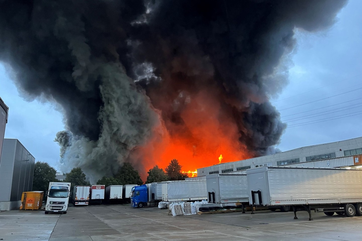 Das Feuer in einer Lagerhalle sorgte für eine hohe Rauchwolke über dem Bezirk Marzahn-Hellersdorf.