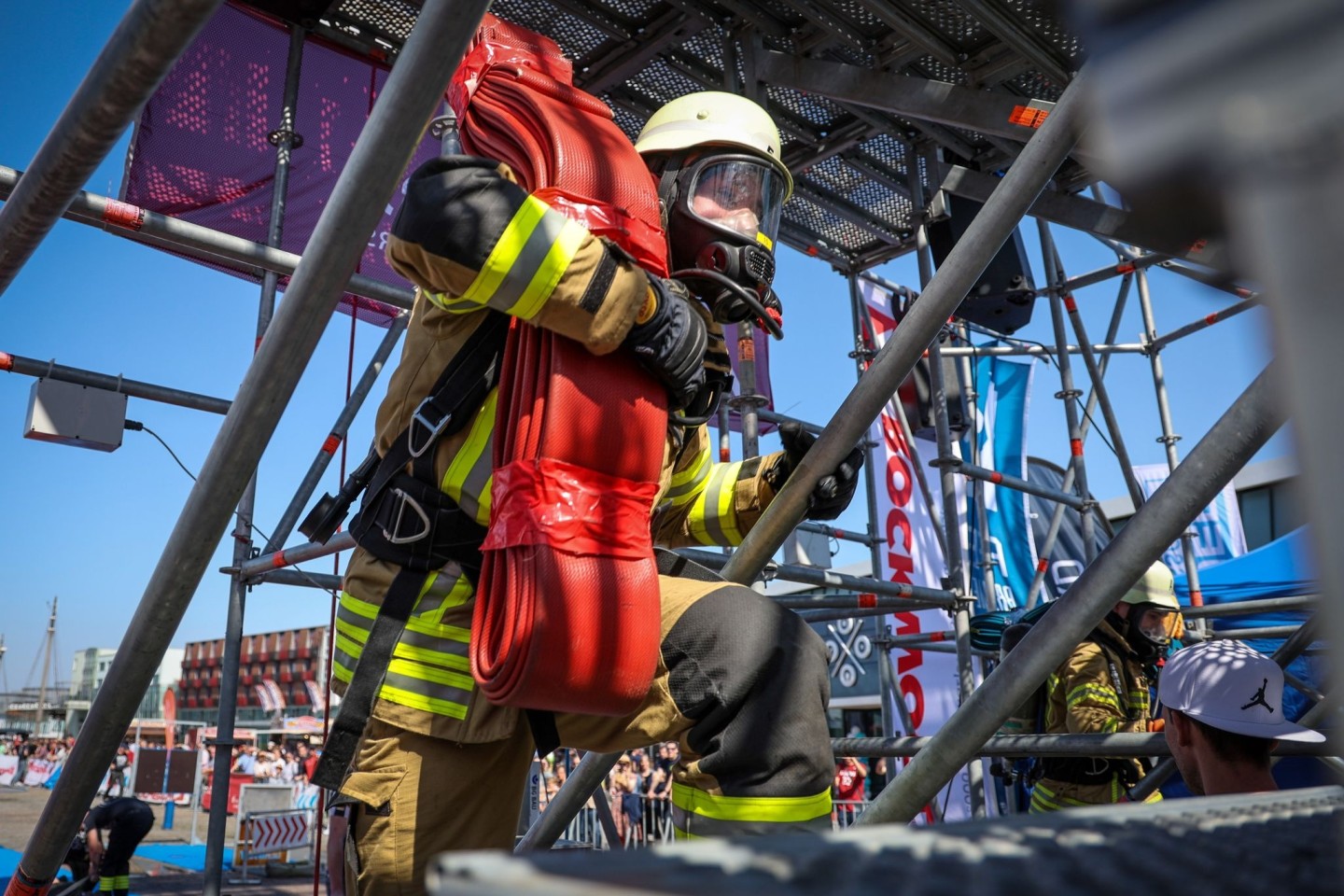 Der Feuerwehrmann Philipp Reumann von der Freiwilligen Feuerwehr Eckwarden steigt bei der «Firefighter Combat Challenge» in Bremerhaven mit einem Schlauch auf einen Turm.