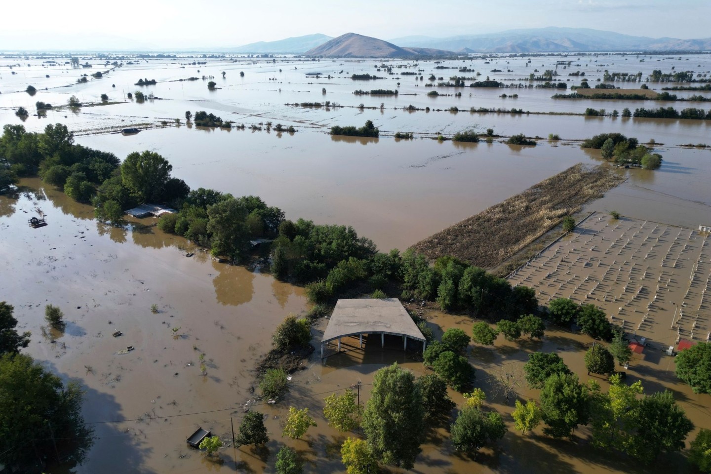 Hochwasser und Schlamm prägen die überfluteten Gebiete in Mittelgriechenland.