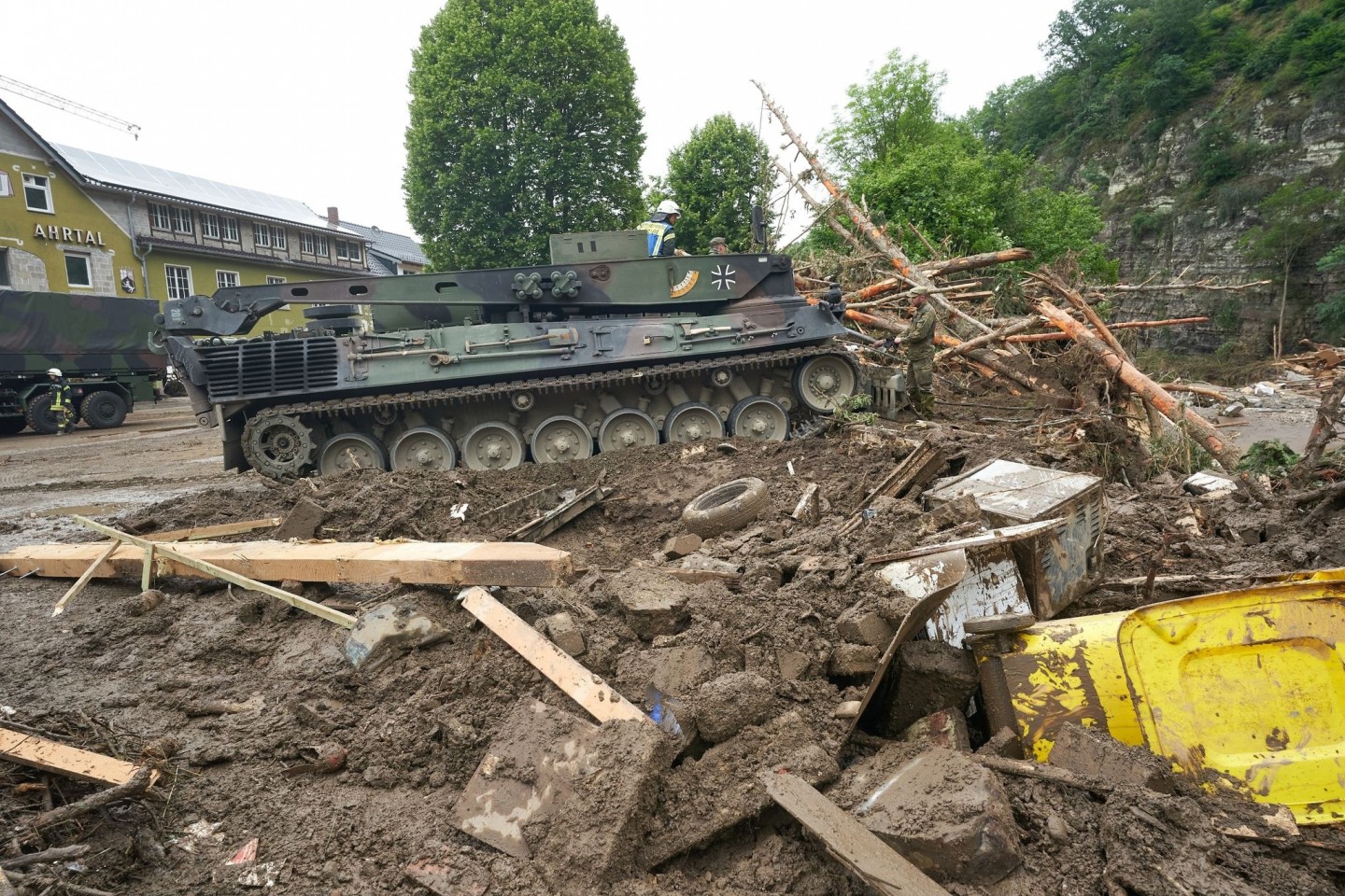 Ein Leopard-Bergepanzer der Bundeswehr ist in Schuld (Kreis Ahrweiler) im Einsatz, um Schutt zu räumen.