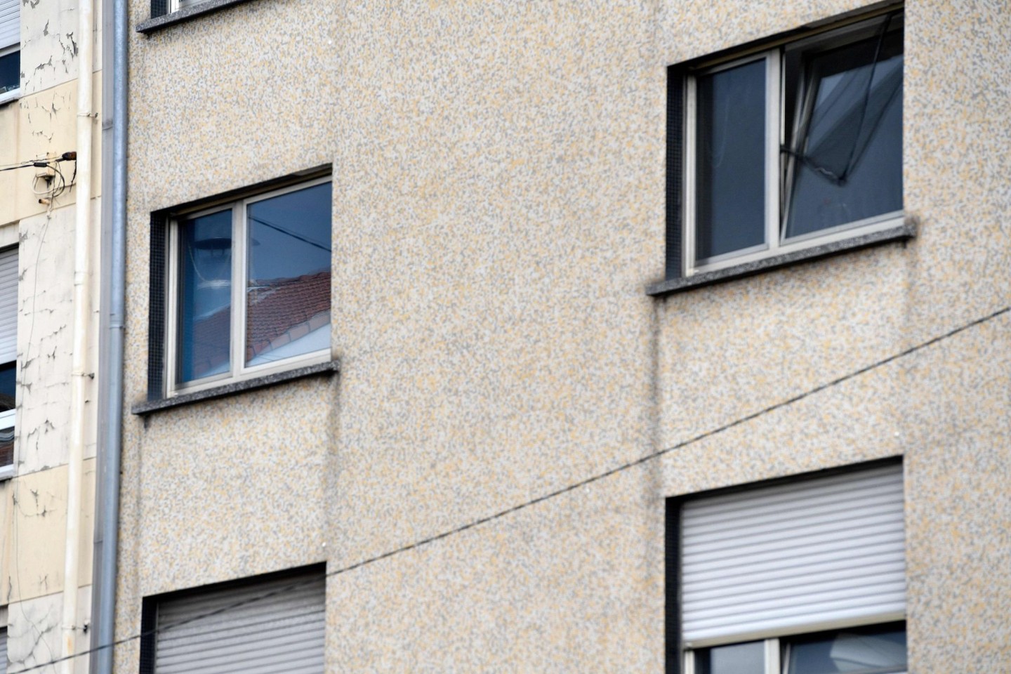 Die Fenster einer Wohnung im französischen Forbach, in der die Frau eines 55-jährigen deutschen Staatsangehörigen nach 12 Jahren Gefangenschaft gefunden wurde.