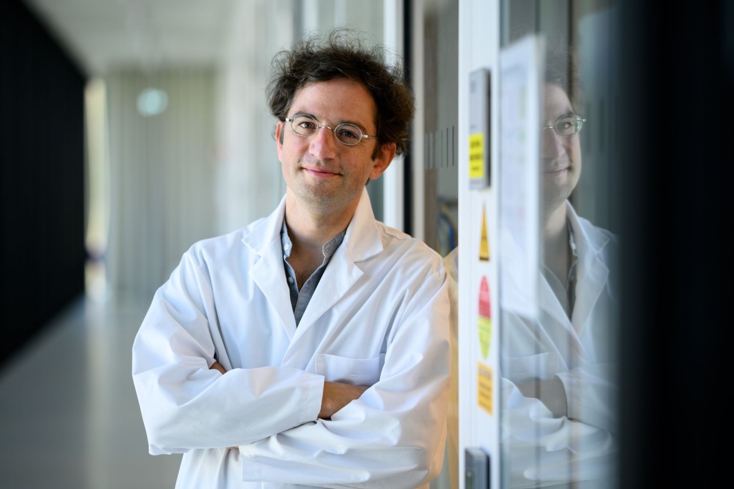 Molekularbiologe Emanuel Wyler steht vor dem Sicherheits-Labor vom Max-Delbrück-Centrum für molekulare Medizin in Berlin.
