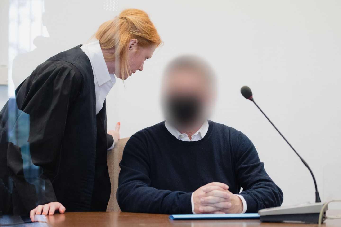 Der angeklagte Fotograf beim Prozessbeginn im Landgericht Köln.