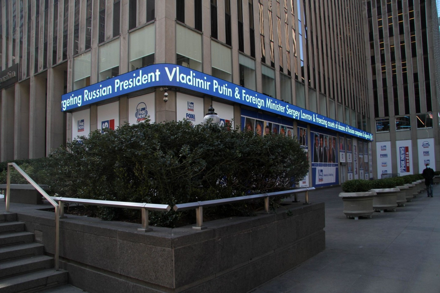 Fox-News-Ticker an einem Gebäude in New York. Ein in der Ukraine verletzter Korrespondent des Senders ist außer Landes gebracht worden.