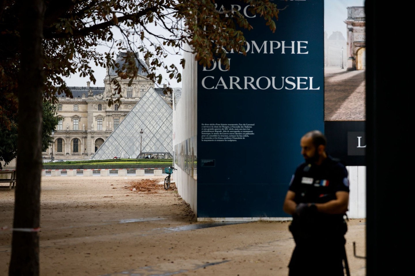 Ein Polizist steht vor dem Louvre Wache, der wegen einer Bombendrohung geräumt worden war.