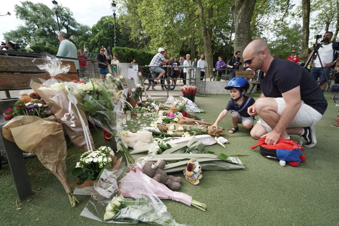 Nach dem Messerangriff in Annecy haben Menschen in der Nähe des Tatorts Blumen und Kuscheltiere abgelegt und gedenken der Opfer.