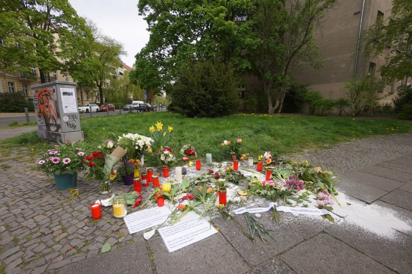 Blumen und Kerzen für die in Berlin-Pankow auf offener Straße getötete Frau.
