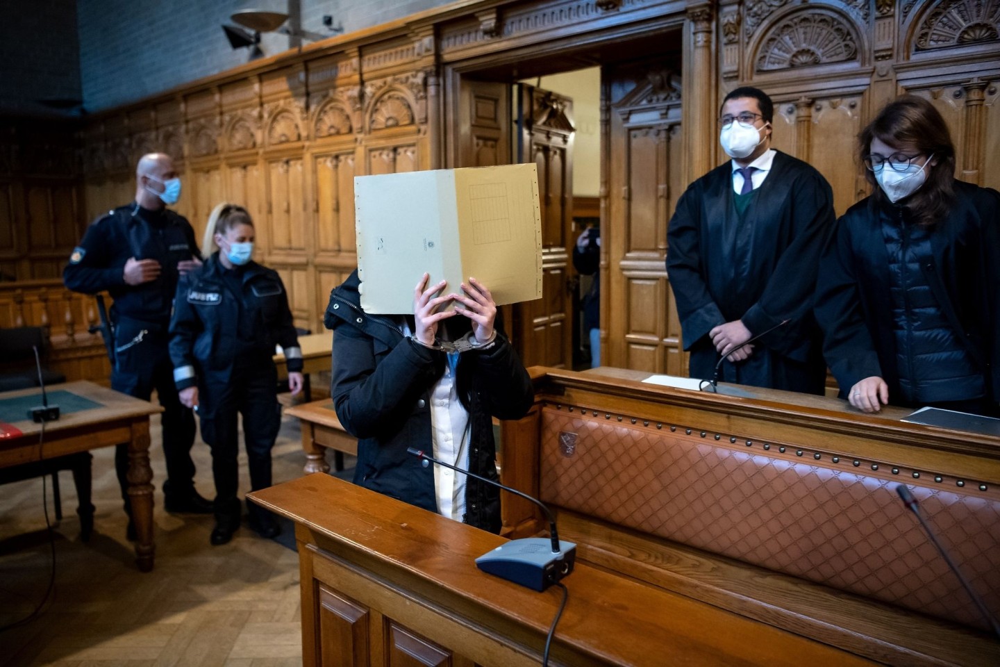 Die 24-jährige Angeklagte wird in den Gerichtssaal in Bremen geführt.