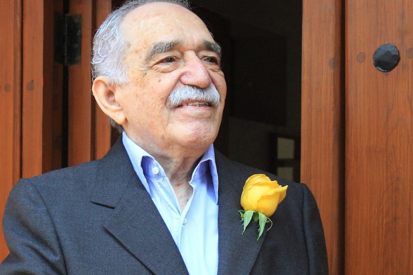Der Schriftsteller Gabriel Garcia Marquez lächelt vor seinem Haus in Mexiko-Stadt. Mehr als sieben Jahre nach dem Tod des kolumbianischen Schriftstellers wird seine Garderobe veräußert.
