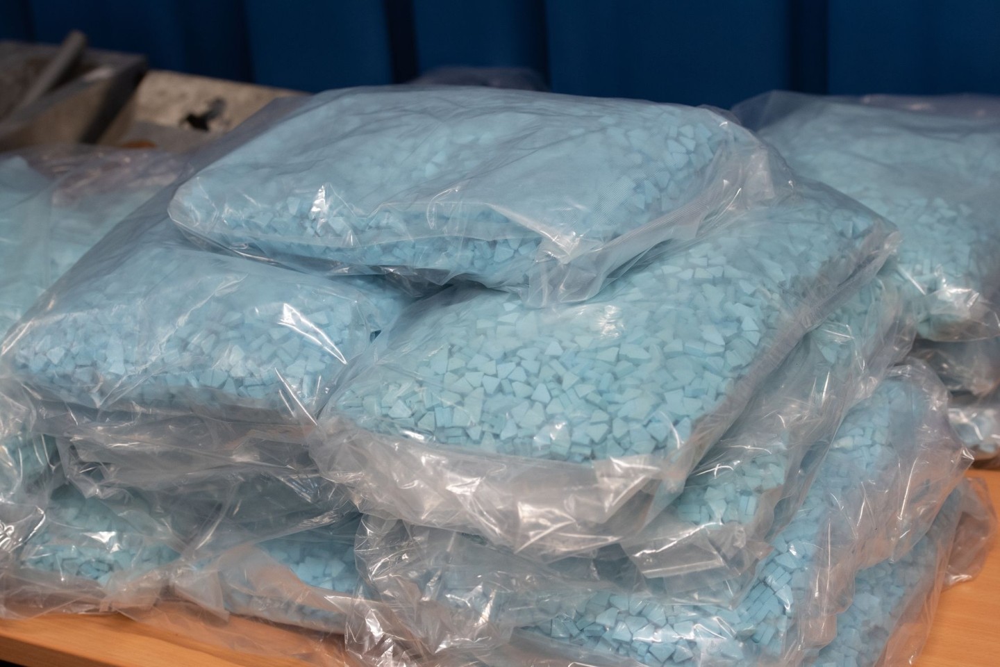 Zahlreiche Tüten mit Ecstasy-Tabletten werden bei einem Pressegespräch des Zollfahndungsamtes Berlin-Brandenburg präsentiert.