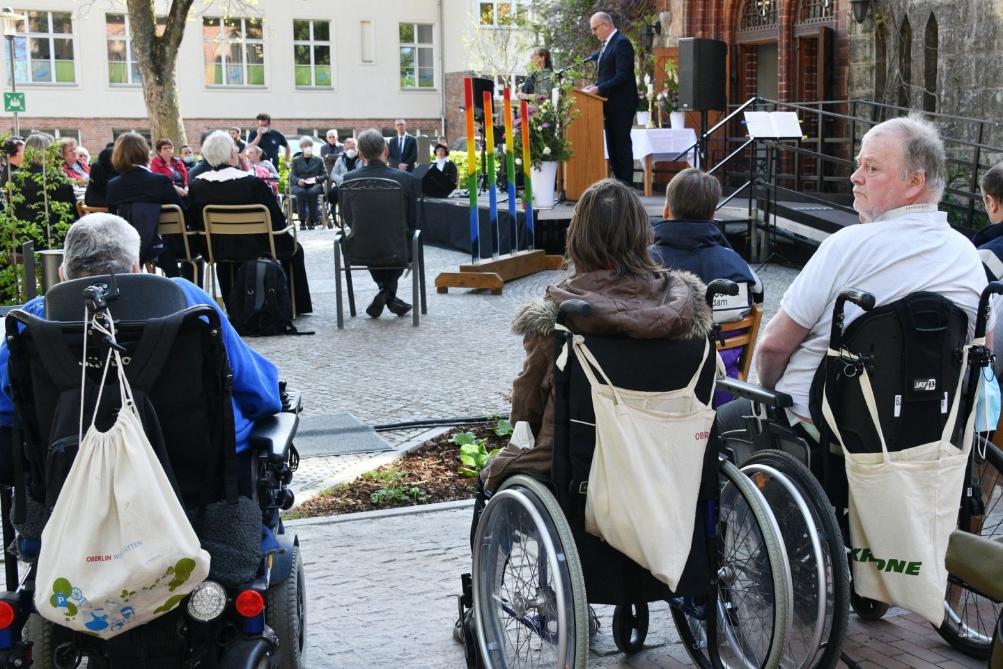 Mit einem Gottesdienst auf dem Platz vor der Oberlinkirche gedenken Bewohner, Angehörige und Gäste der vier Bewohner eines Potsdamer Wohnheims für behinderte Menschen, die vor einem Jahr ...
