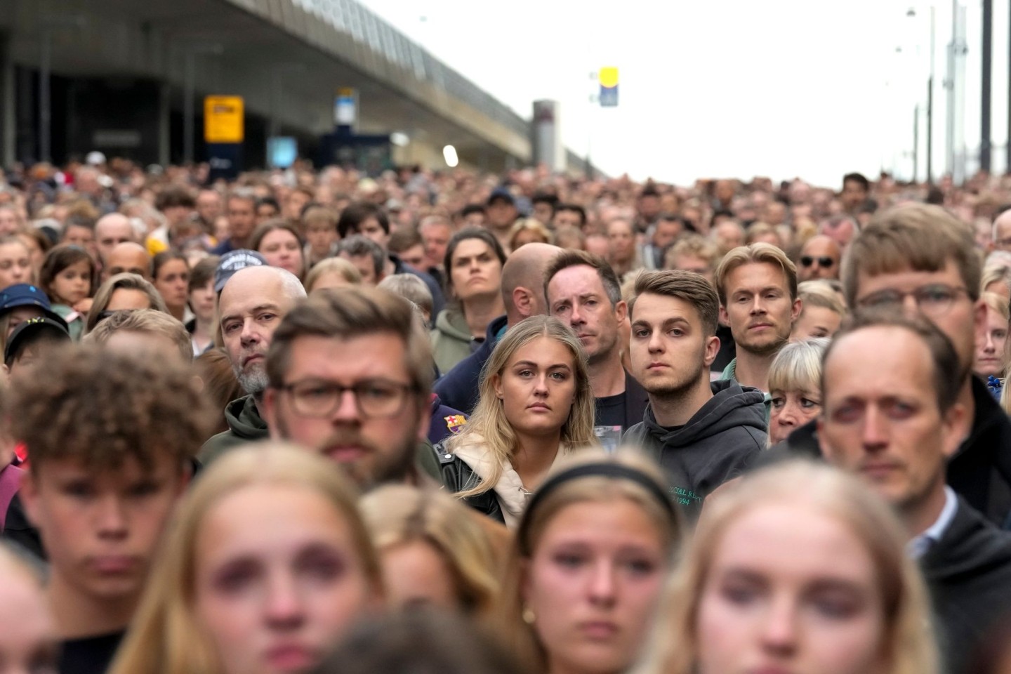 Zahlreiche Menschen nahmen am Dienstagabend in Kopenhagen an einer Gedenkfeier für die Opfer des Amoklaufs teil.