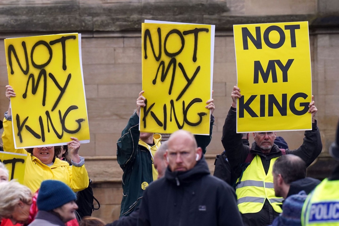 Monarchie-Gegner tragen Plakate mit der Aufschrift «Not My King» (dt: nicht mein König), während sie auf die Ankunft von Charles und Camilla zum königlichen Gründonnerstagsgottesdienst...