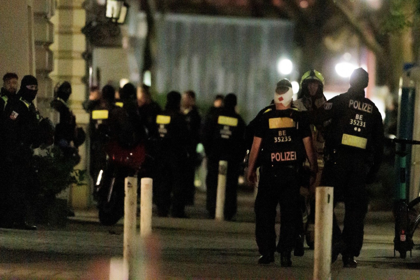 Ein Polizist trägt einen Kopfverband, nachdem das Geschäft an der Berliner Keithstraße gestürmt wurde.
