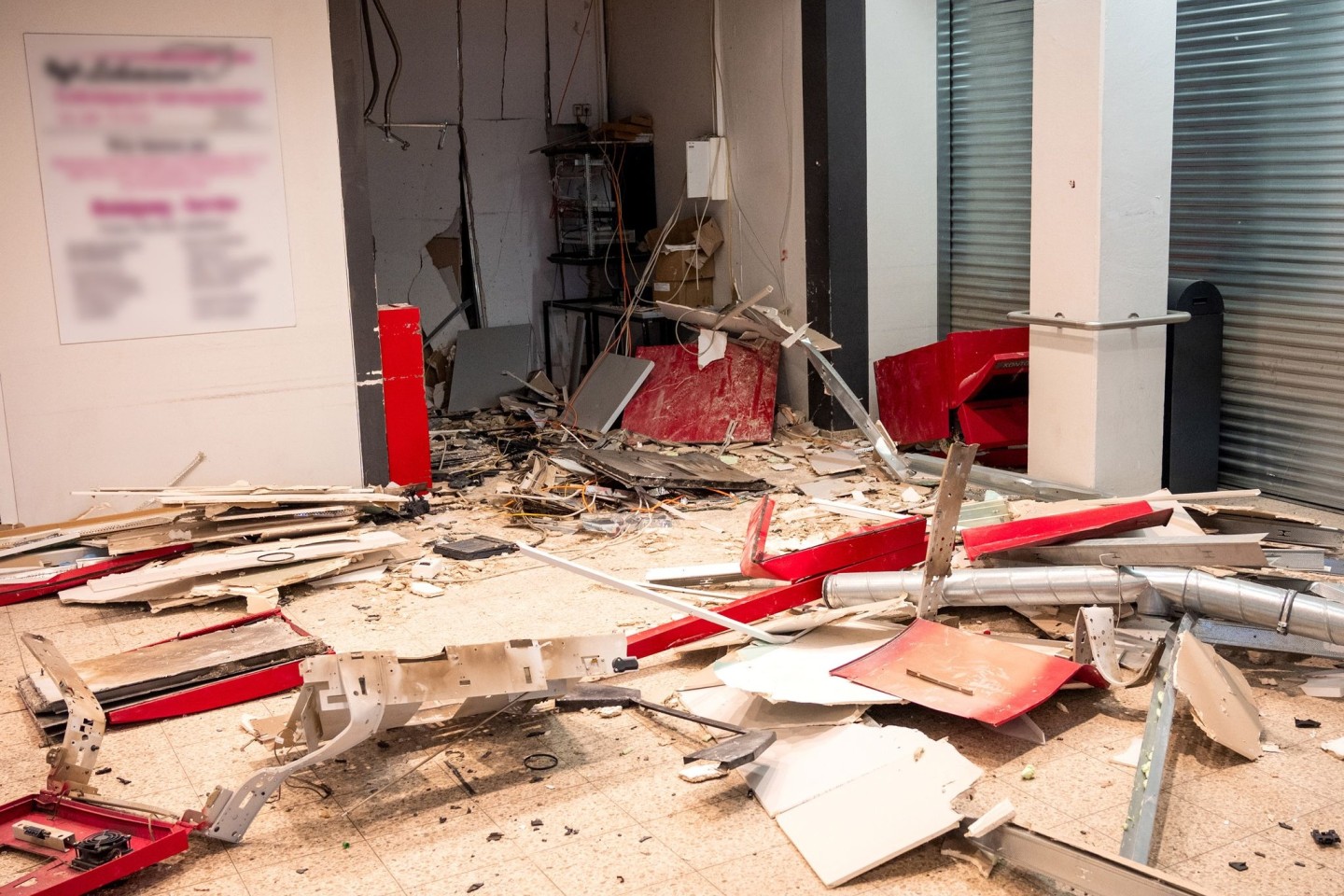 Teile eines gesprengten Geldautomaten und einer Bankeinrichtung liegen in einem Einkaufszentrum in Oststeinbek.