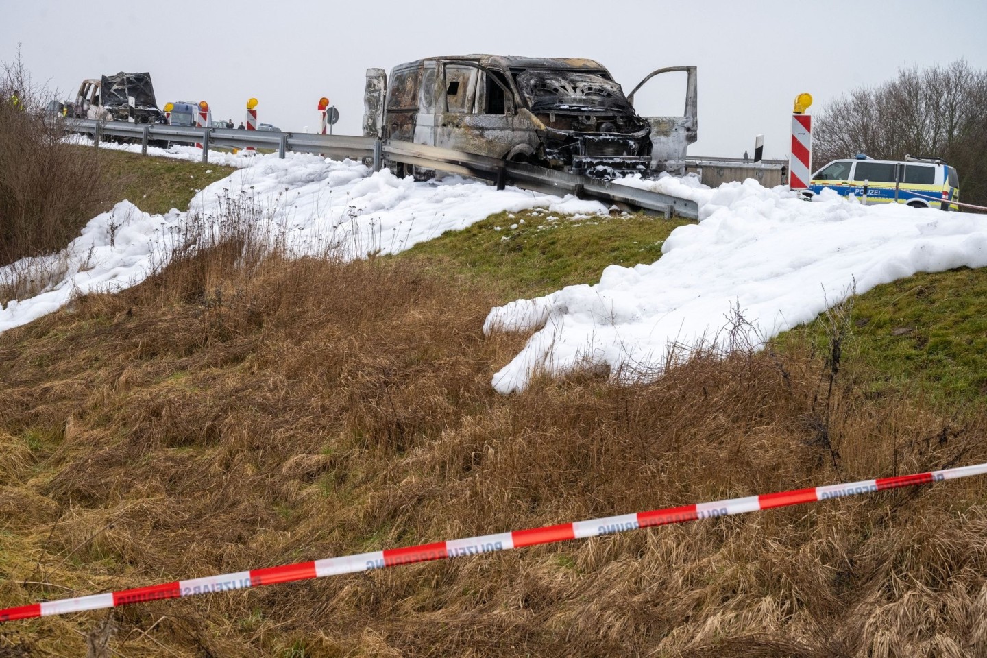 Der ausgebrannte Geldtransporter am 2. März an der Anschlussstelle Gützkow.