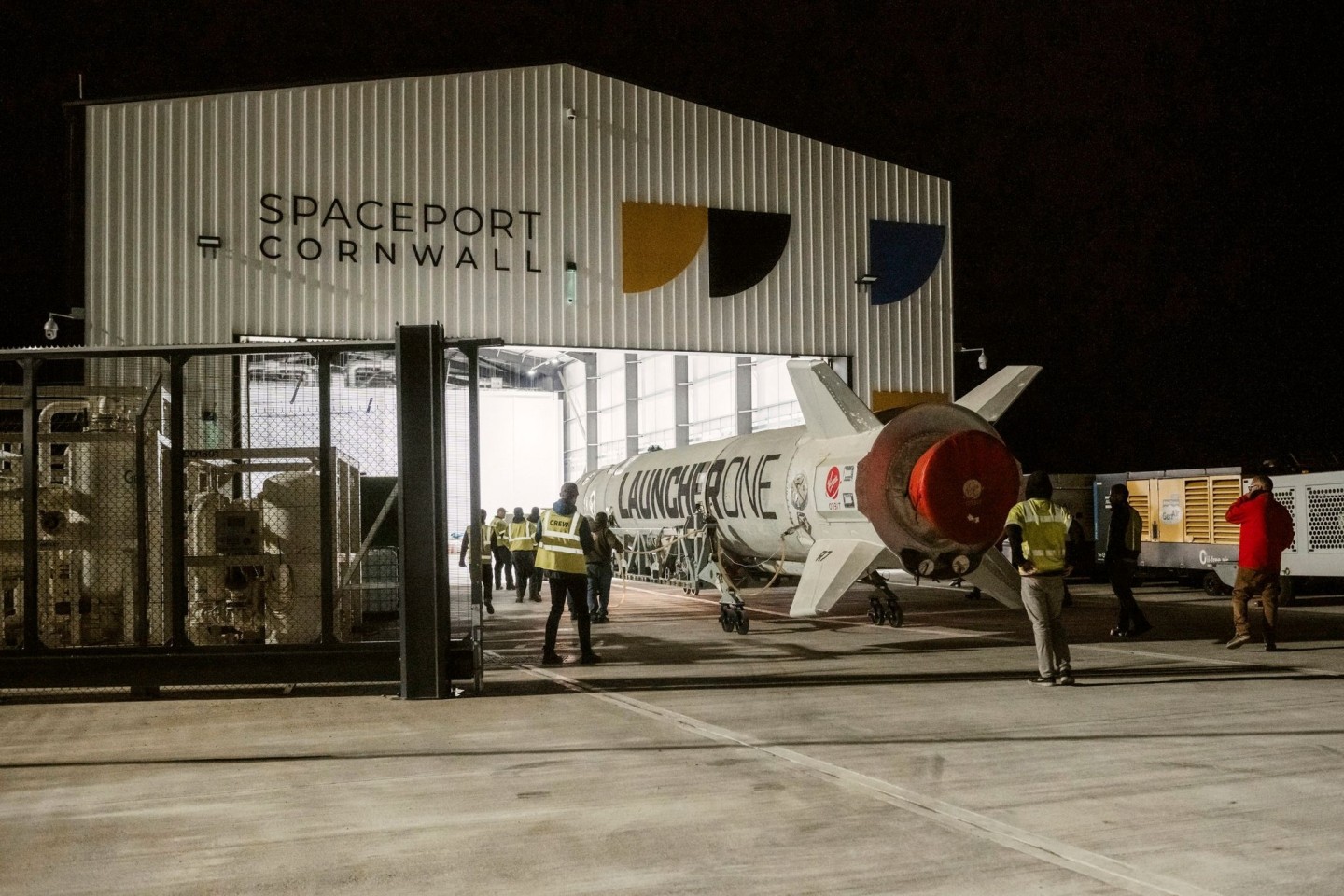 Ingenieure treffen am Flughafen Cornwall letzte Vorbereitungen für einen Satellitenstart, der nun gescheitert ist