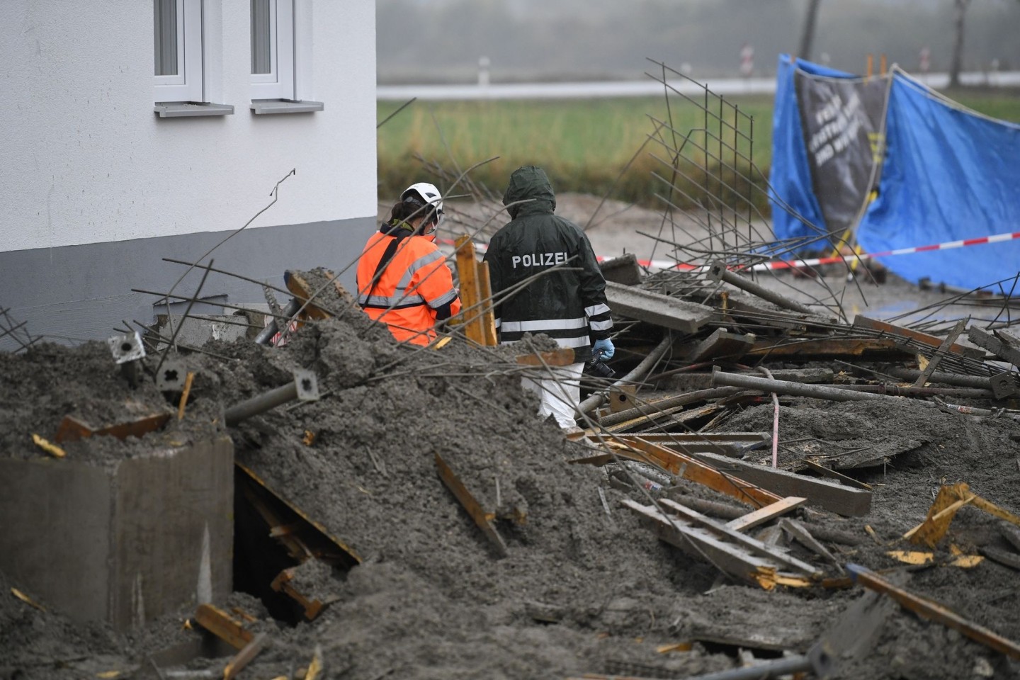 Polizeibeamte untersuchen im Oktober 2020 die Baustelle in Oberbayern. Vier Arbeiter waren dort beim Einsturz einer Betondecke getötet worden.
