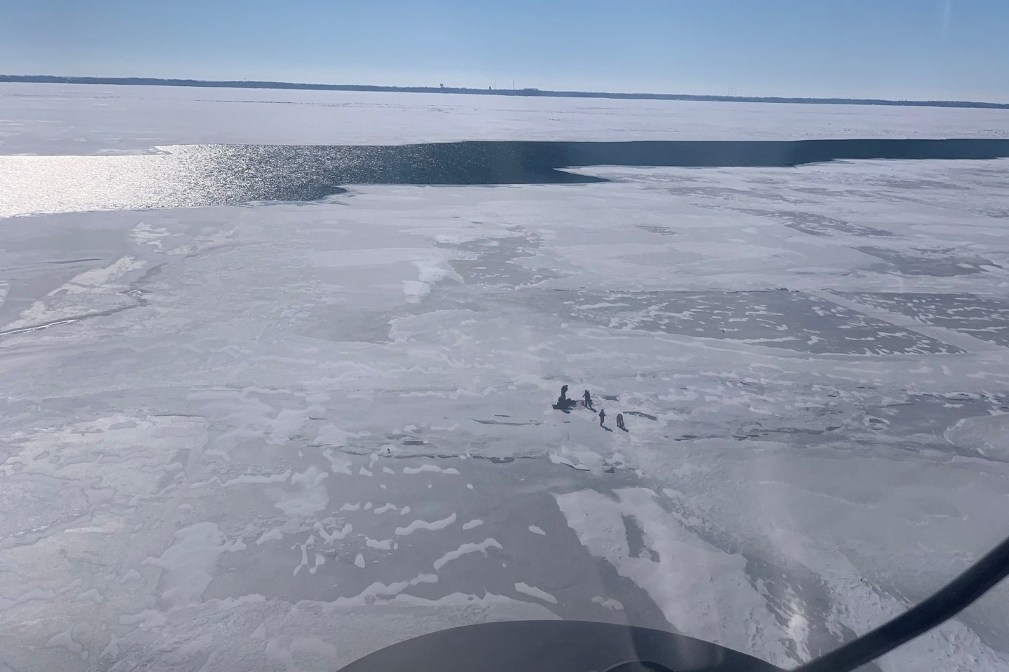 Auf einer Eisscholle gestrandete Menschen auf einem der fünf Großen Seen im Nordosten der USA. Die US-Küstenwache konnte 18 Menschen von der treibenden Eisscholle retten.