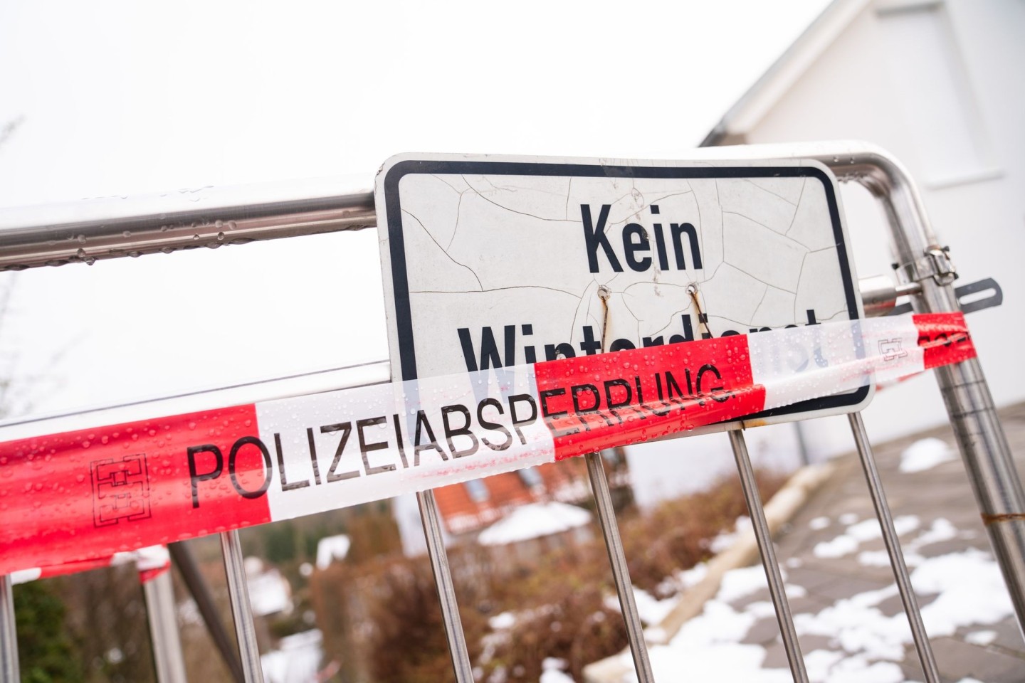 Die Polizei sperrte das Haus in Mistelbach ab, in dem im Januar ein Ärztepaar getötet wurde. Nun wurde Anklage erhoben.