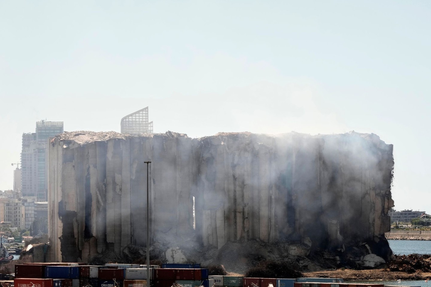 Rauch hüllt die Getreidesilos im Beiruter Hafen ein.