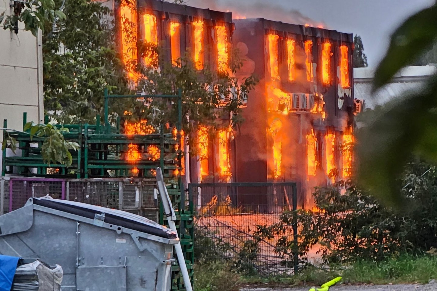 Eine Lagerhalle mit Maschinenteilen und Papier ist in Berlin-Marzahn in Brand geraten.