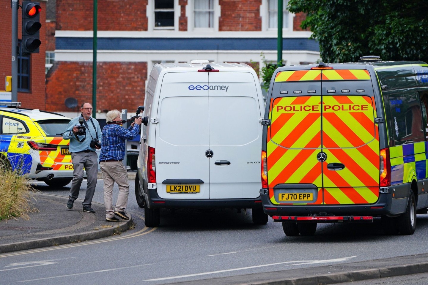 Ein Gefängnistransporter mit Polizeieskorte verlässt das Gericht in Nottingham, wo der mutmaßliche Täter dem Haftrichter vorgeführt worden war.