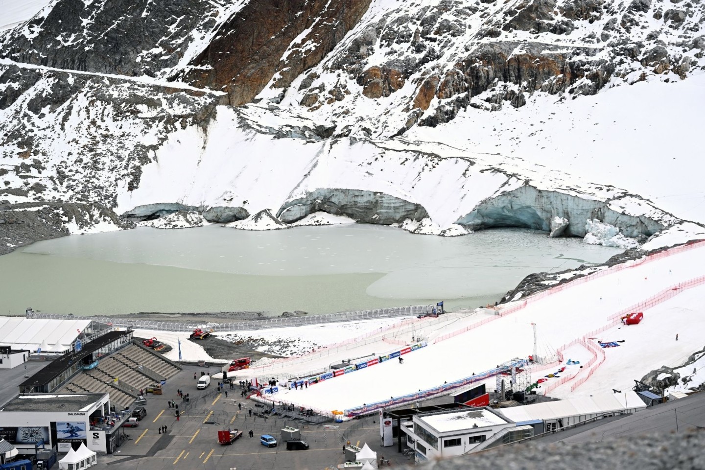 Blick auf die Abrisskante des Gletschers und der Zielbereich der Alpinen Ski-Weltcupstrecke am Rettenbachferner in Tirol.