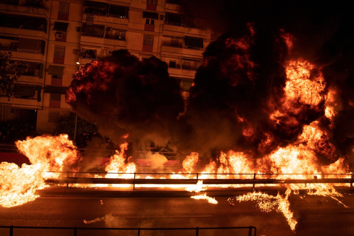 Benzinbomben explodieren während der Feierlichkeiten zum orthodoxen Osterfest in Athen.
